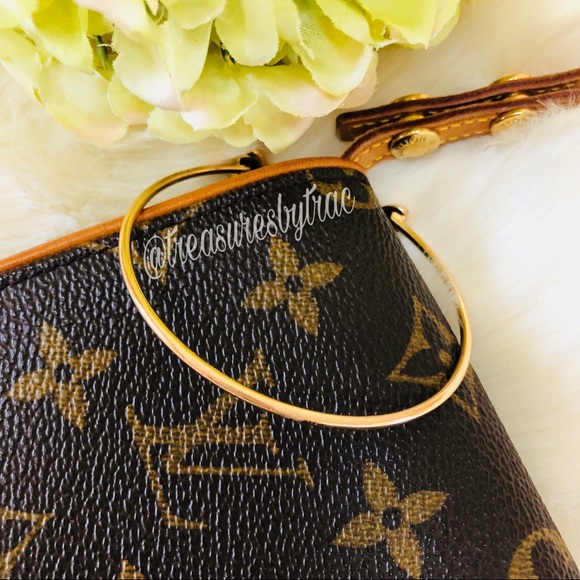 Gold And Crystal Rhinestone Heart Cuff Bracelet💛 - Picture 2 of 6